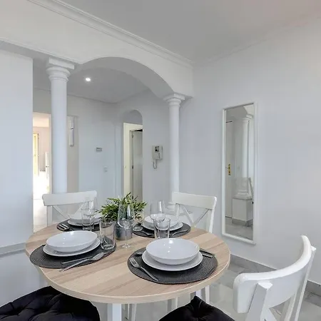 Classy Flat W/ Impressive Views *