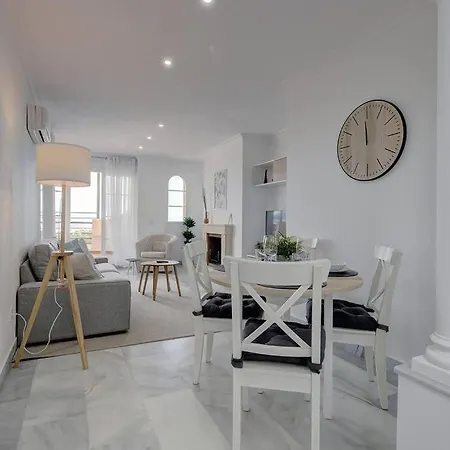 Classy Flat W/ Impressive Views *