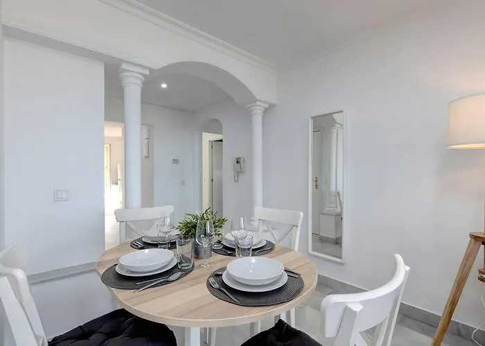 Classy Flat W/ Impressive Views *