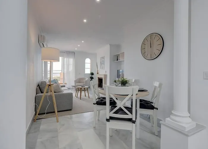 Classy Flat W/ Impressive Views *