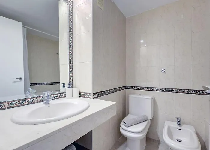 Classy Flat W/ Impressive Views *